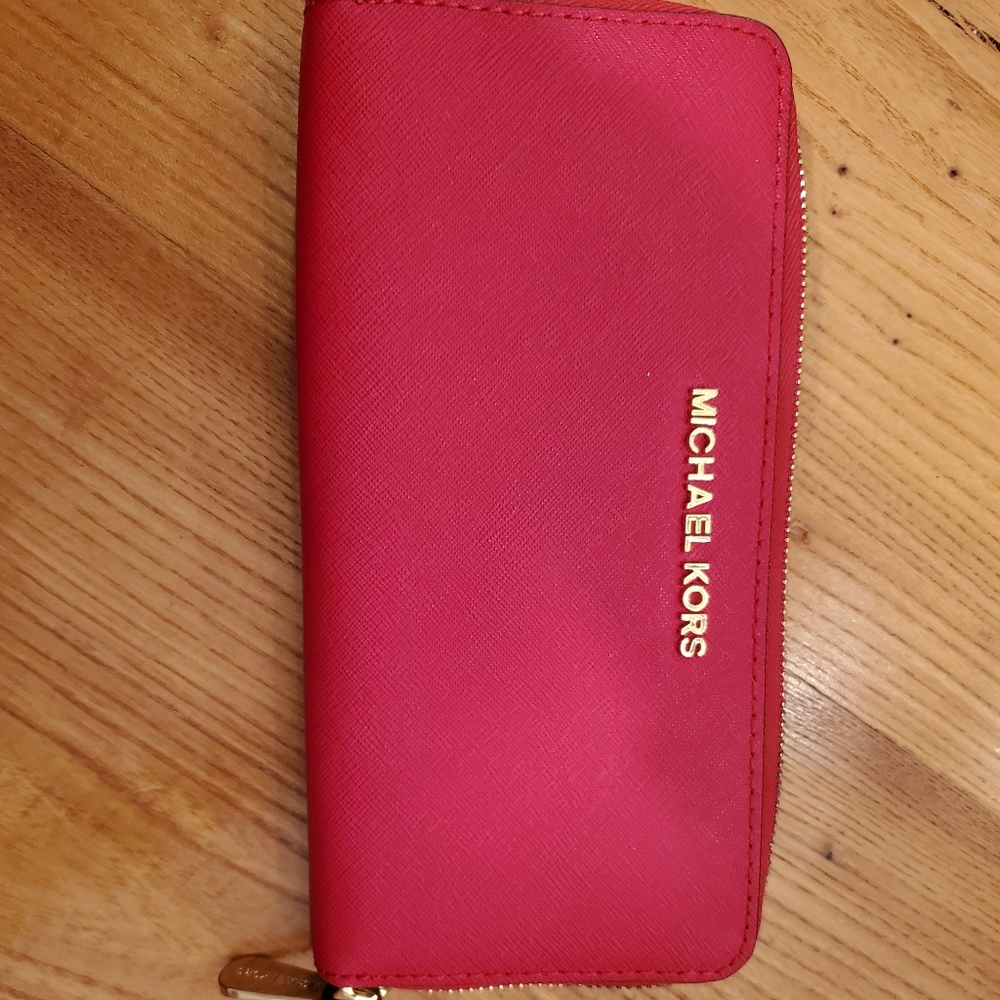 Michael Kors Jet Set Travel Zip Around Continental